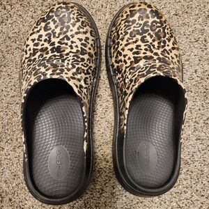 Oofos relief clogs sz 9